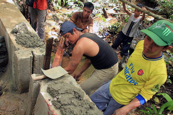 Warga Ngaung Keruh mengerjakan pipanisasi secara swadaya di perhuluan sungai dengan harapan air bersih dapat sampai ke perkampungan. Foto: Andi Fachrizal
