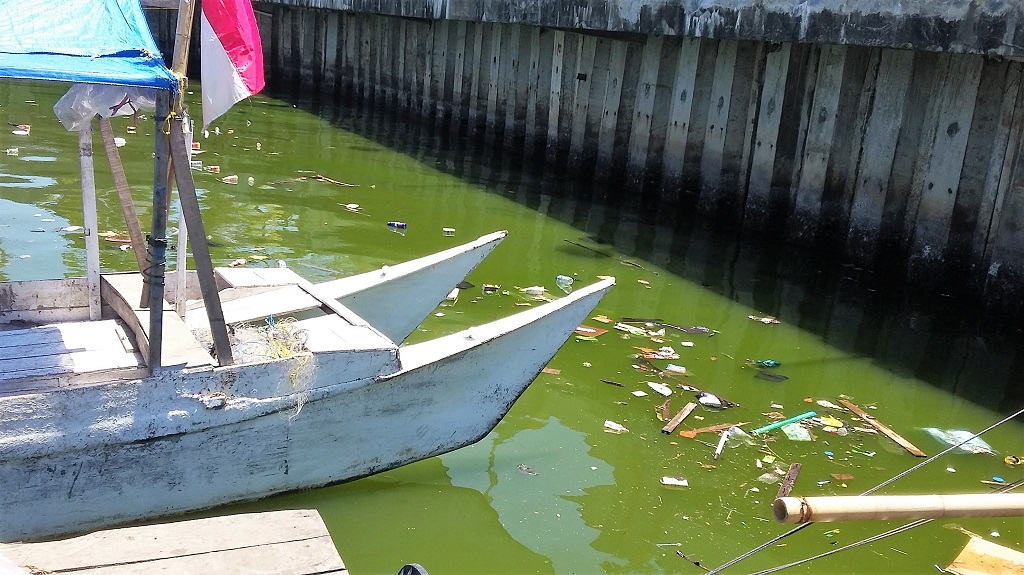 Volume sampah yang terangkut dari sekitar pesisir Pantai Losari, Kota Makassar, Sulsel mencapai setengah ton, yang sebagian besar merupakan sampah dari baungan langsung pengunjung dan dari kanal-kanal pembuangan yang langsung mengarah ke pantai. Foto: Wahyu Chandra