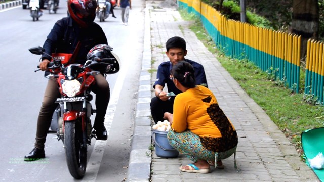 Pembeli tentu pengendara yang lalu lalang. Ada juga pelanggan juga para turis. Foto: Ayat S Karokaro