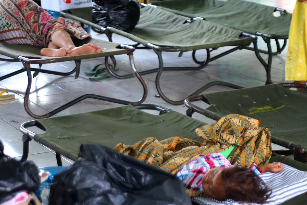 Seorang anak tertidur lelap di pos pengungsian korban banjir bandang di Garut, pada Jumat (23/09/2016). Foto : Donny Iqbal