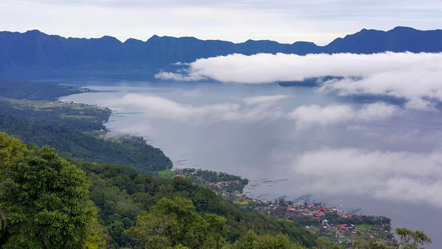 Danau Maninjau dari Puncak Lawang. Foto: Vinolia