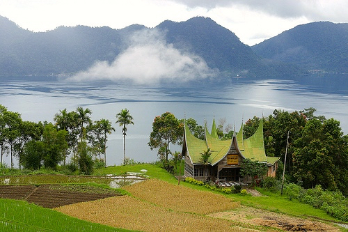 Danau Maninjau masa lalu. Air jernih dan bersih, salah satu tujuan favorit wisatawan mancanegara kala itu. Foto: Wikipedia