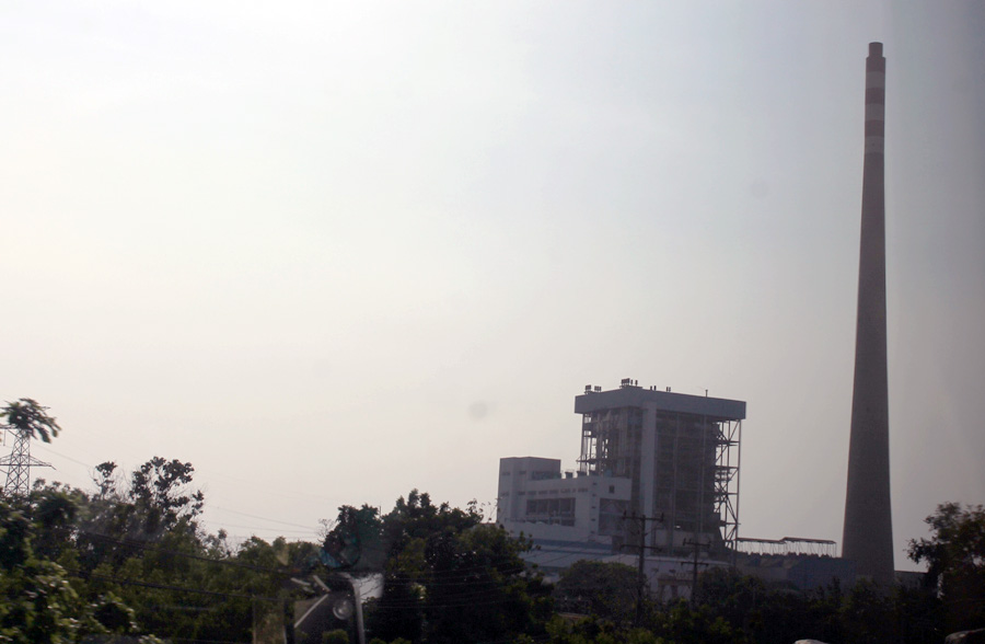 PLTU Paiton di Situbondo, Jawa Timur, yang menggunakan batubara. Foto: Petrus Riski