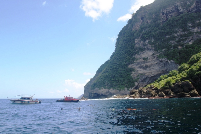Sekelompok penikmat bawah laut Nusa Penida berusaha melihat ikan Pari Manta saat musim bermigrasinya di perairan ini. Spot-spot penyelaman dan snorkeling ada di kawasan tebing-tebing pulau ini. Foto Luh De Suriyani