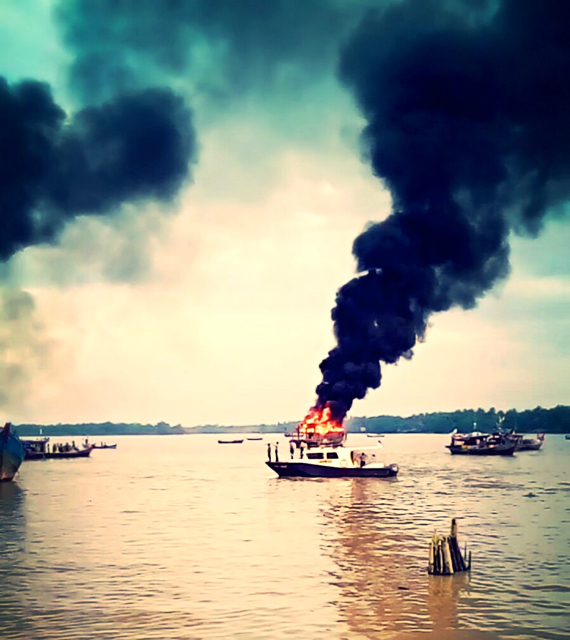 Tampak kapal patroli Satpol Air menjaga sekitar lokasi pembakaran kapal pukat trawl. Foto: Ayat S Karokaro