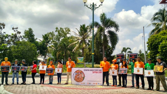 Aksi gabungan organisasi masyarakat sipil di Palangkaraya, Kalteng, protes penggunaan senapan angin untuk berburu satwa liar, seperti orangutan. Foto: Indra Nugraha