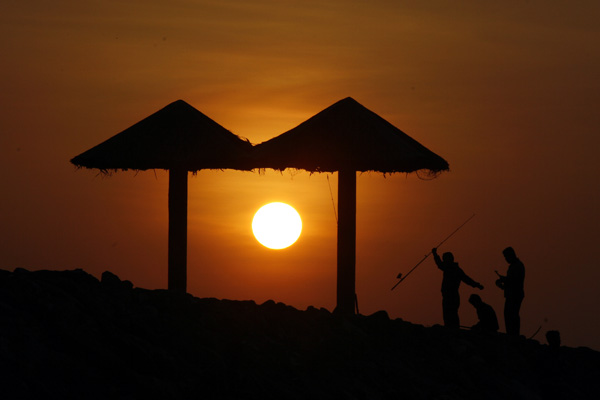 Pesona Pantai Lampuuk saat mentari tenggelam. Foto: Junaidi Hanafiah