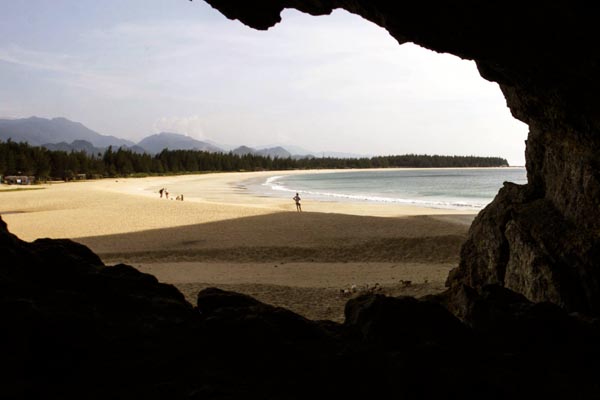 Pantai Lampuuk saat tsunami menghantam Aceh pada Desember 2004 hancur dan dipenuhi sampah. Kini terlihat indah dan dikunjungi wisatawan. Foto: Junaidi Hanafiah