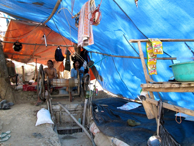 Suasana di tempat penggalian tambang rakyat. Foto: Ika Arumingtyas