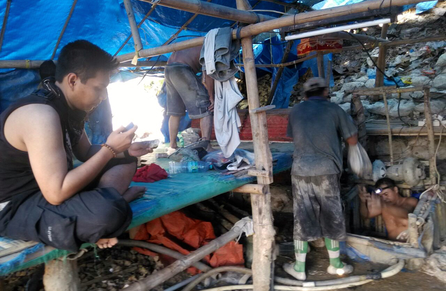 Para penambang di Petak 56. Foto: Zuhana A Zuhro