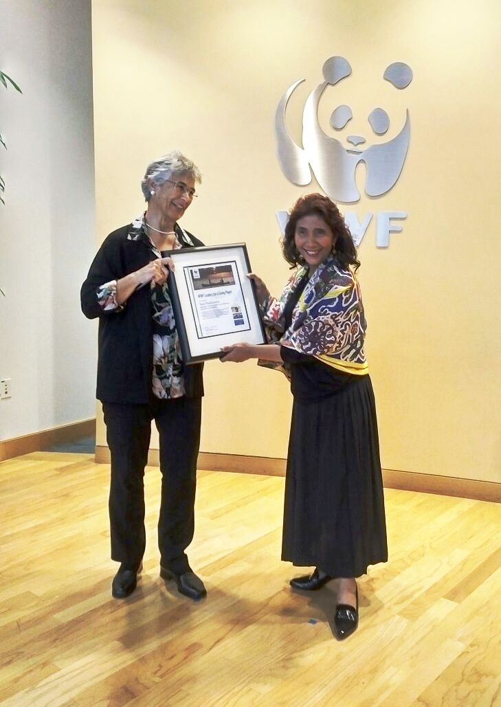 Menteri Kelautan dan Perikanan Susi Pudjiastuti mendapat penghargaan Leaders for a Living Planet Awards dari WWF-Internasional yang diserahkan langsung oleh Presiden WWF Internasional, Yolanda Kakabadse kepada Susi di WWF Building, Washington DC, Amerika pada Jum'at siang (16/9/2016). Foto : Humas KKP