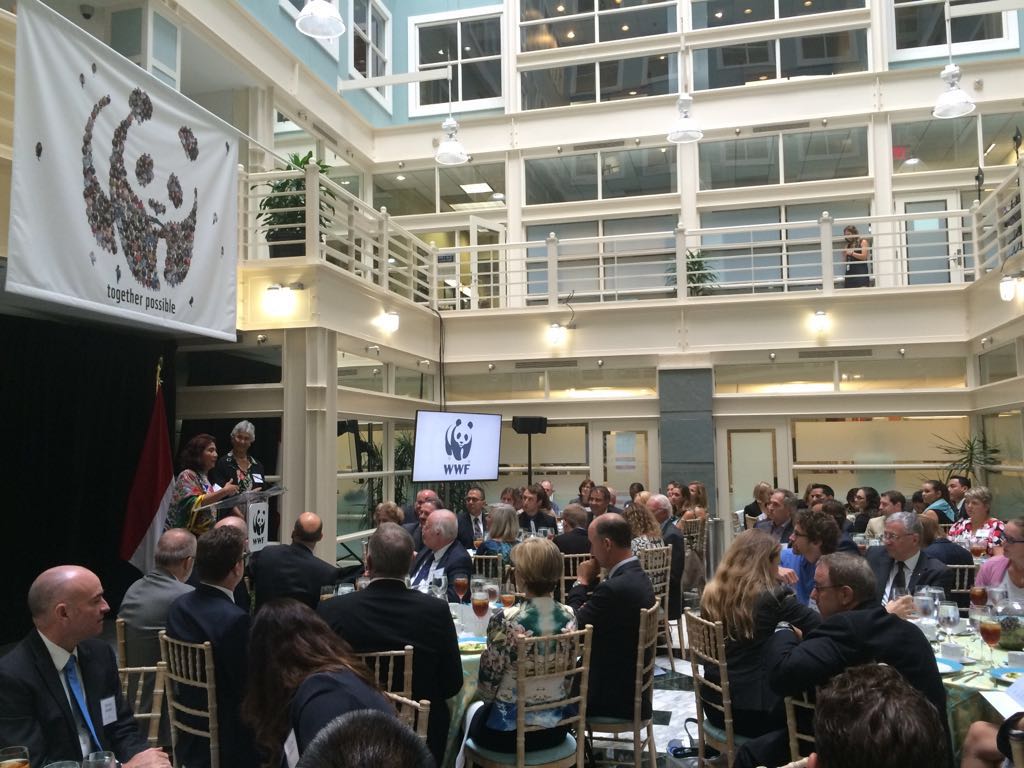 Menteri Kelautan dan Perikanan Susi Pudjiastuti menjelaskan tentang komitmen pemerintah Indonesia dalam mengelola perikanan secara berkelanjutan dan penanganan pencurian ikan di WWF Building, Washington DC, Amerika pada Jum'at siang (16/9/2016). Pada kesempatan tersebut, Susi dianugerahi penghargaan Leaders for a Living Planet Awards dari WWF-Internasional yang diserahkan langsung oleh Presiden WWF Internasional, Yolanda Kakabadse kepada Susi Foto : Humas KKP
