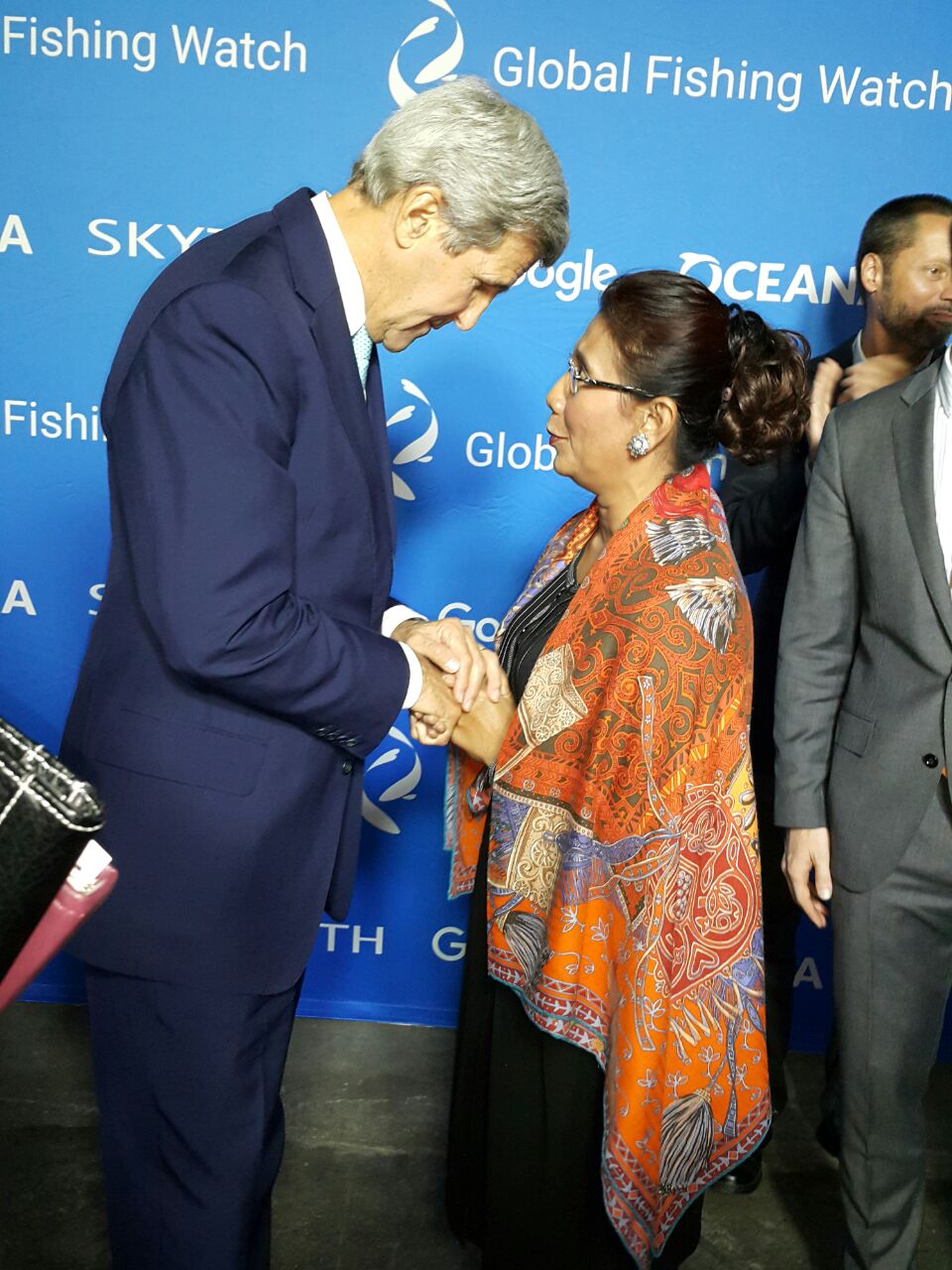 Menteri Kelautan dan Perikanan Susi Pudjiastuti bersama Menteri Luar Negeri (Secretary of State) Amerika Serikat John Kerry dalam peluncuran system Global Fishing Watch dalam rangkaian acara Our Ocean Conference (OOC) 2016 di Washington DC, Amerika Serikat pada Kamis (15/9/2016). Foto : Humas KKP 