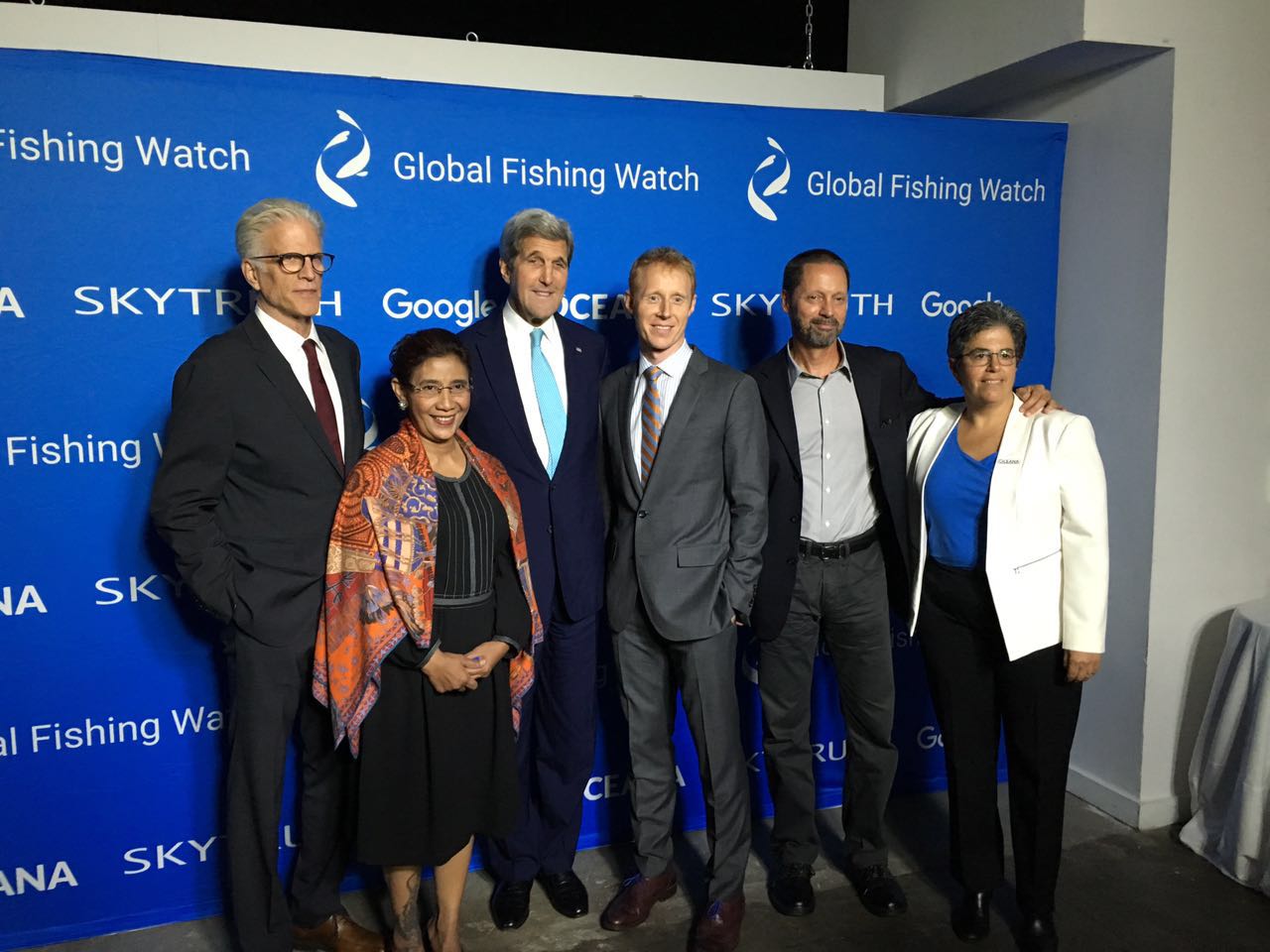 Menteri Kelautan dan Perikanan Susi Pudjiastuti (dua dari kiri) bersama Menteri Luar Negeri (Secretary of State) Amerika Serikat John Kerry (tiga dari kiri) dalam peluncuran system Global Fishing Watch dalam rangkaian acara Our Ocean Conference (OOC) 2016 di Washington DC, Amerika Serikat pada Kamis (15/9/2016). Foto : Humas KKP 