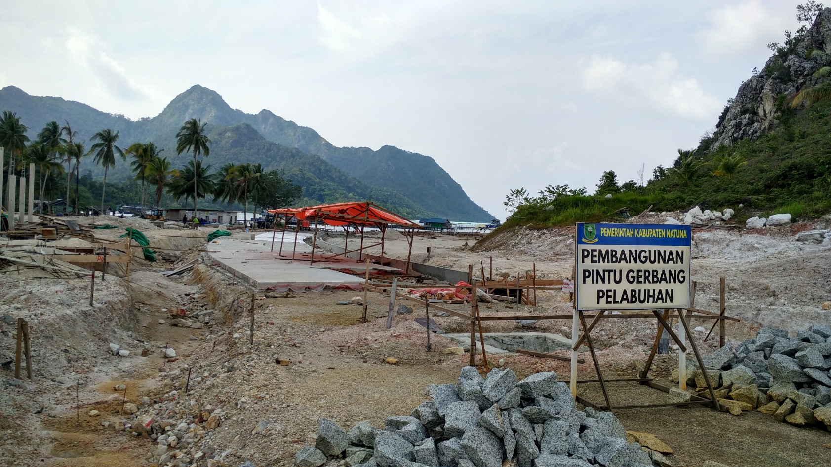 Lokasi pembangunan Pelabuhan di Selat Lampa, Natuna, Kepulauan Riau pada awal September 2016. Pembangunan pelabuhan itu sebagai bagian dari pembangunan sentra perikanan dan kelautan terpadu (SKPT) dari program KKP. Foto : M Ambari