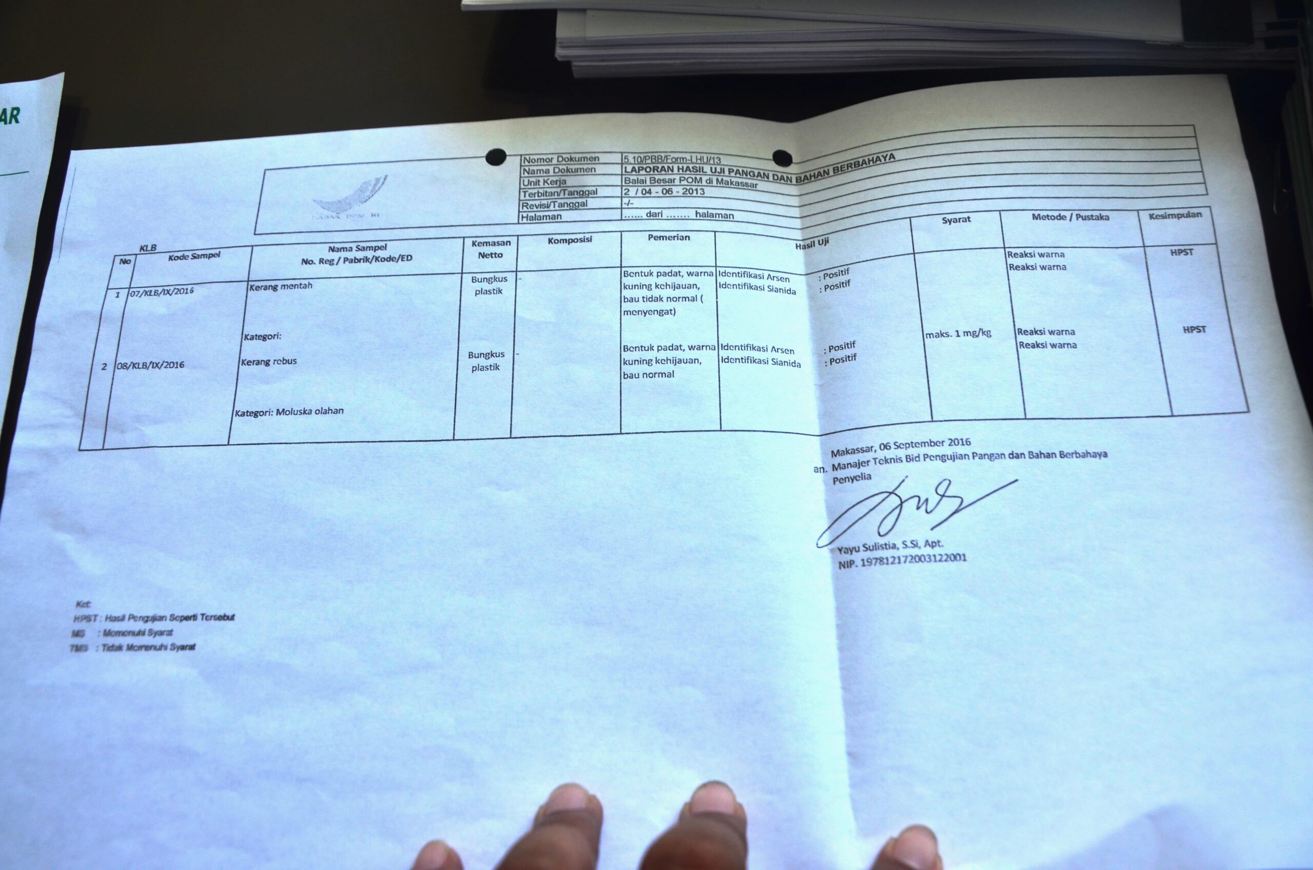 Hasil pemeriksaan dari BBPOM Makassar menunjukkan adanya kandungan arsenik dan sianida di dalam daging kerang yang dikonsumsi warga Desa Mallosoro, Kabupaten Jeneponto, Sulsel. Foto: Wahyu Chandra