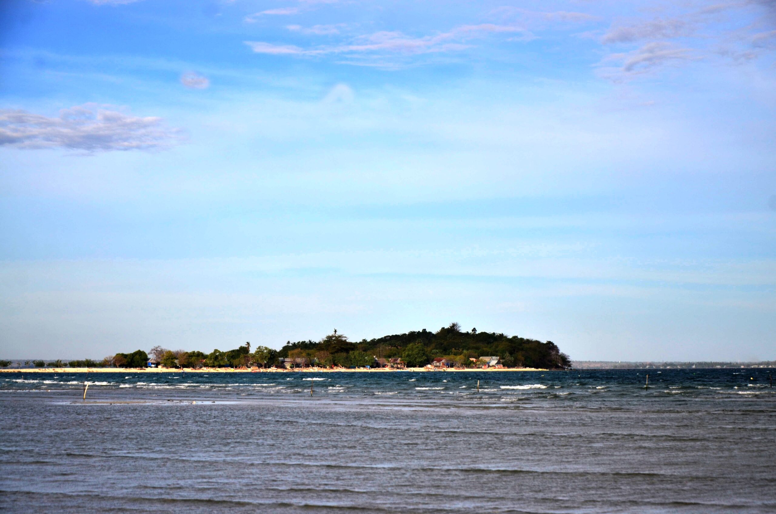 Pantai Bungungpandang, Jeneponto, Sulsel, lokasi dimana kerang tiba-tiba muncul ke permukaan dalam skala besar, hal yang tak pernah terjadi sebelumnya. Puluhan warga kemudian datang membawa karung dan bahkan mobil untuk mengambil kerang untuk dibagikan kepada warga desa lainnya. Foto: Wahyu Chandra