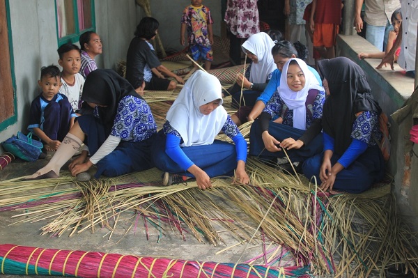 Anak perempuan dan generasi muda di Pedamaran belajar membuat purun. Foto: Taufik Wijaya