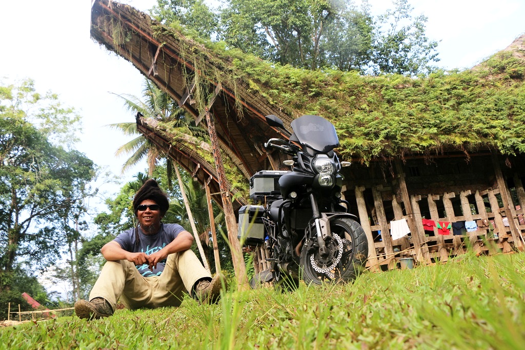 Paox Iben melakukan perjalanan keliling Nusantara untuk mengunjungi sejumlah komunitas adat untuk belajar dan sekaligus mengajarkan mereka tentang etnografi agar bisa mendokumentasikan sendiri sejarah dan budaya sendiri. Foto: Paox Iben