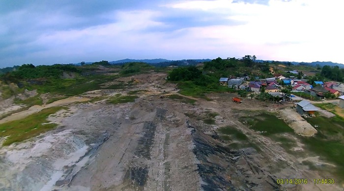 Tambang yang berada dekat permukiman warga memberikan dampak yang tidak baik pada kesehatan masyarakat dan lingkungan sekitar. Foto: Jatam Kaltim