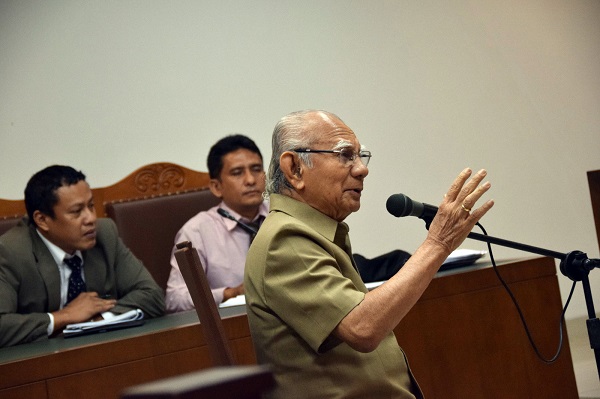 Prof. Emil Salim saat meberikan keterangan di di Pengadilan Negeri Jakarta Pusat, Selasa (6/09/2016). Foto: Dok. Gerakan Rakyat Aceh Menggugat (Geram)
