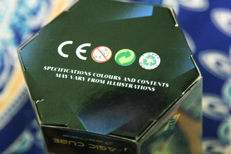 Sebuah contoh kemasan mainan rubik dengan label CE, singkatan kata Perancis yaitu Communauté Européenne atau Conformité Européenne yang artinya untuk persesuaian Eropa. Hasil penelitian BaliFokus dan International POPs Elimination Network (IPEN) menunjukkan ada bahan kimia berbahaya pada mainan anak. Foto: Luh De Suriyani