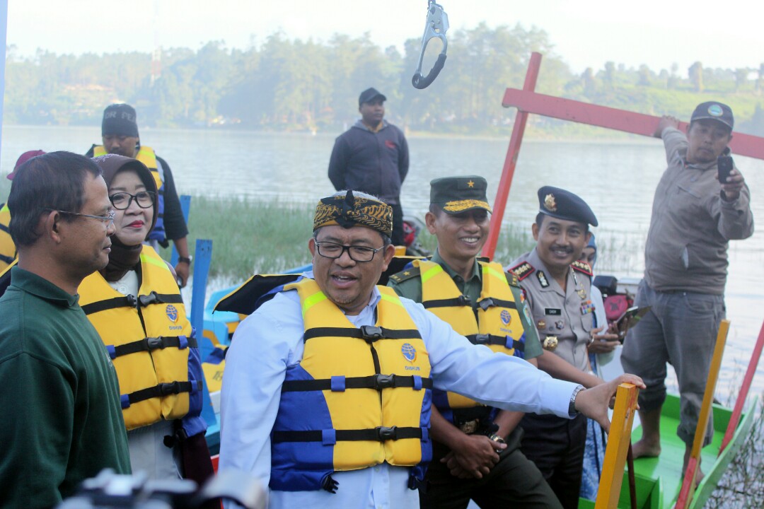 Gubernur Jawa Barat Ahmad Heryawan tiba dikawasan pelepasliaran surili, dikawasan Situ Patenggang, Rancabali, Kabupaten Bandung, Rabu (07/09/2016). Surili dijadikan maskot PON XIX, karena primata tersebut merupakan satwa asli Jabar yang keberadaannya terancam punah. Foto: Donny Iqbal