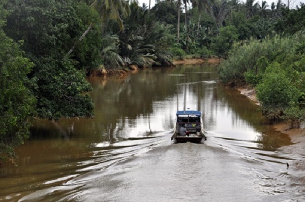 Sungai Santan yang kini tidak bisa lagi dimanfaatkan airnya untuk kebutuhan keseharian warga karena telah tercemar kegiatan tambang batubara. Foto: Yustinus S. Hardjanto