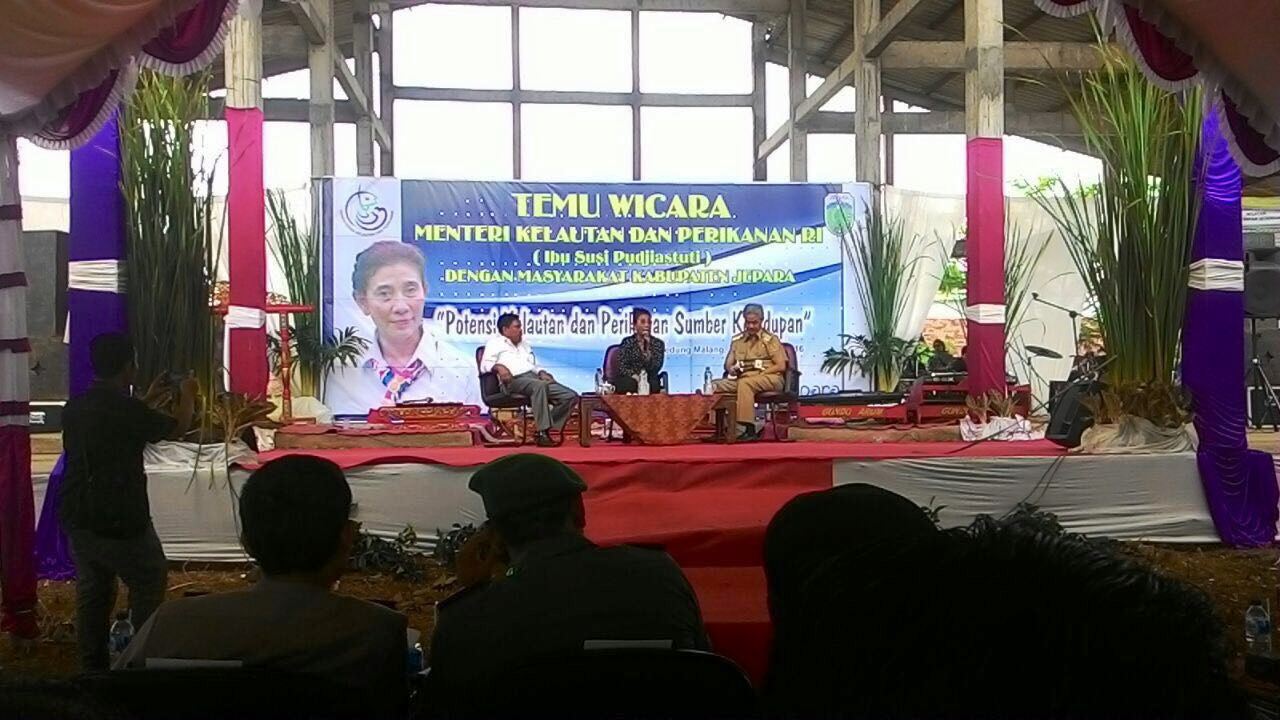 Menteri Kelautan dan Perikanan Susi Pudjiastuti didampingi Gubernur Jateng Ganjar Pranowo melakukan temu wicara dengan nelayan Desa Kedung Malang, Kecamatan Kedung, Jepara, Jawa Tengah Senin (05/09/2016). Susi mengajak nelayan untuk mengganti alat tangkap dengan yang ramah lingkungan untuk mendorong kualitas produk perikanan. Foto : Humas KKP