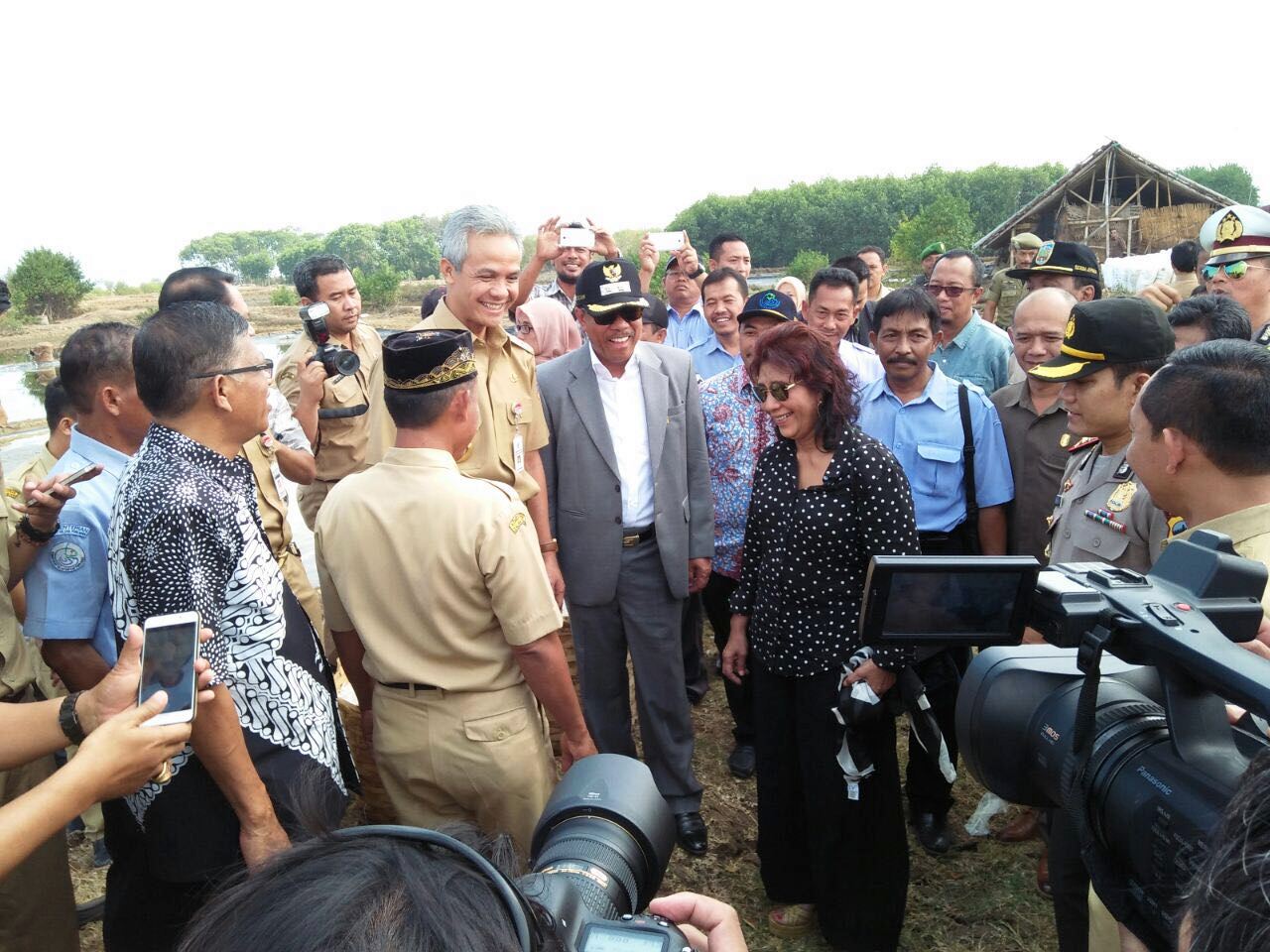 Menteri Kelautan dan Perikanan Susi Pudjiastuti didampingi Gubernur Jateng Ganjar Pranowo melakukan kunjungan kerja di Desa Kedung Malang, Kecamatan Kedung, Jepara, Jawa Tengah Senin (05/09/2016). Susi mengajak nelayan untuk mengganti alat tangkap dengan yang ramah lingkungan untuk mendorong kualitas produk perikanan. Foto : Humas KKP