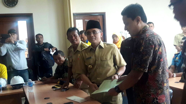 Bupati Banyuwangi saat menyerahkan surat teguran langsung kepada PT BSI terkait banjir lumpur di Pulau Merah. Foto: Zuhana A Zuhro