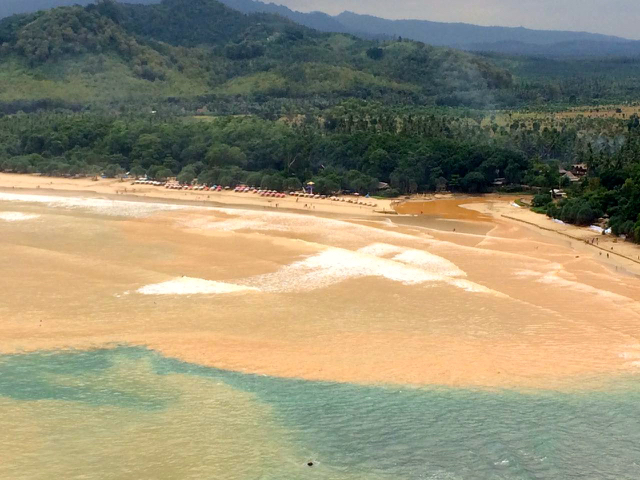 Kondisi perairan pulau merah dilihat dari atas. Dokumentasi 16 Agustus 2016 oleh Pokmas Pariwisata Pulau Merah/ Yogi Turnando