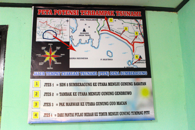 Peta potensi terdampak tsunami yang terpasang di Balai Desa Sumberagung, Kecamatan Pesanggaran. Foto: Zuhana A Zuhro