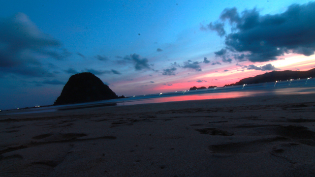 Keindahan Pantai Pulau Merah, menjelang petang. Banyak turis datang ke sini. Sayangnya, belakangan mulai redup kala pantai dan laut rusak, air keruh dan berlumpur. Foto: Zuhana A Zuhro