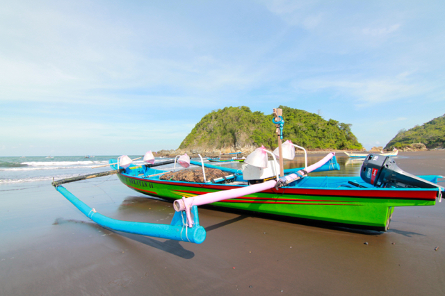 Nelayan tengah sandar di Pantai Lampon. Foto: Zuhana A Zuhro