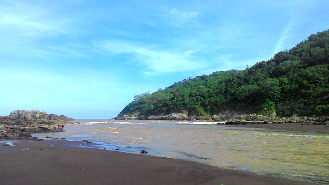 Muara Pantai Lampon yang berwarna kecoklatan. Foto: Zuhana A Zuhro