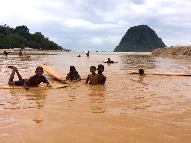 Kondisi muara Pulau Merah yang berwarna cokelat. Terlihat dalam gambar, bocah-bocah bermandikan lumpur. Foto diambil 16 Agustus 2016. Foto: Pokmas Pariwisata Pulau Merah/ Yogi Turnando