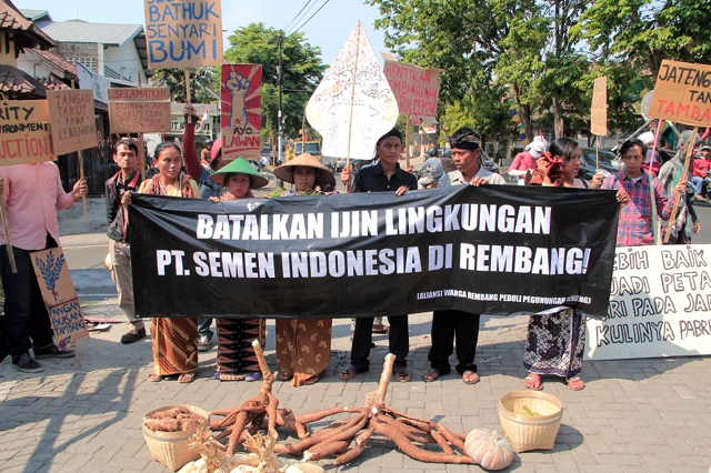 Warga Rembang Tolak Tambang dan Pabrik Semen PT Semen Indonesia membawa hasil pertaniannya sebagai bukti bahwa lahan mereka subur dan sudah sejahtera dari hasil bertani. Foto: Tommy Apriando