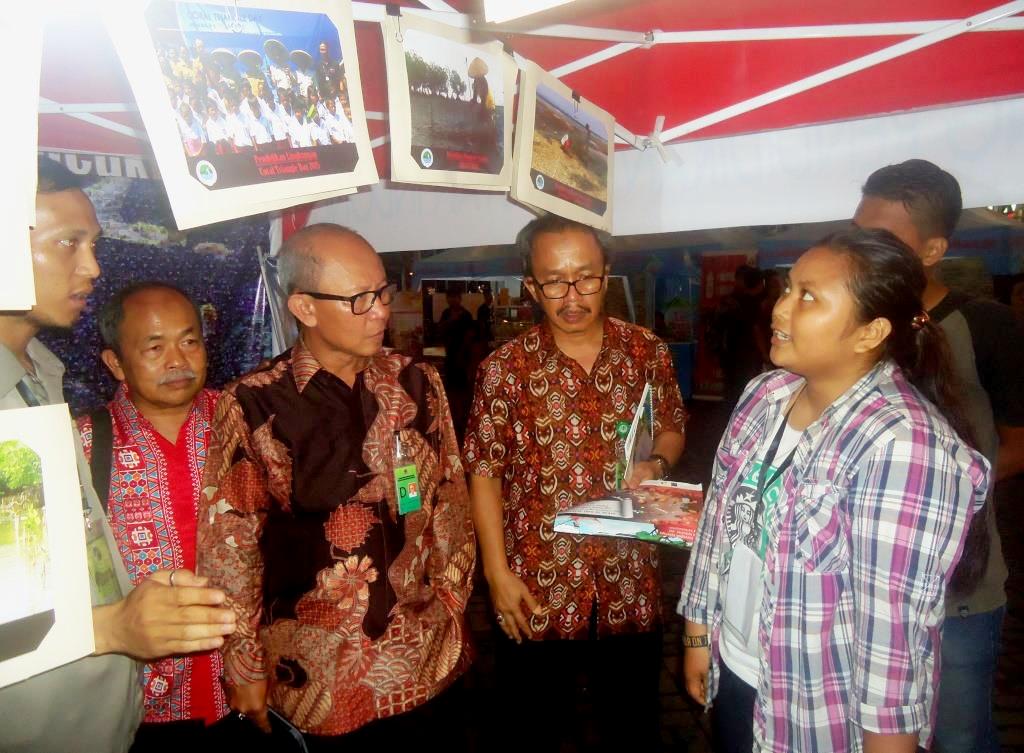 Sudiyono Kepala BKSDA Sulut dan Is Mugiono Direktur PJLHK KLH ketika mengunjungi stand Manengkel Solidaritas dalam Festival Konservasi Sulawesi Utara 2016 di Mega Mall, Manado, Sulawesi Utara, pada Jumat (02/09/2016). Festival yang baru pertama kali diselenggarakan di Sulut ini, bertema “Satu Panggung untuk Alam yang Lestari” diikuti oleh berbagai lembaga konservasi di Sulut. Foto : Themmy Doaly