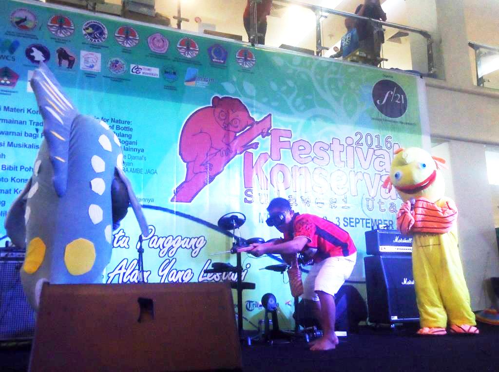 Aksi teatrikal bertema konservasi di panggung Festival Konservasi Sulawesi Utara 2016 di Mega Mall, Manado, Sulawesi Utara, pada Jumat (02/09/2016). Festival yang baru pertama kali diselenggarakan di Sulut ini, bertema “Satu Panggung untuk Alam yang Lestari” diikuti oleh berbagai lembaga konservasi di Sulut. Foto : Themmy Doaly