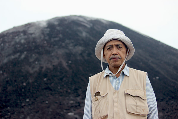 Tukirin di depan Anak Krakatau. Foto: Rahmadi Rahmad