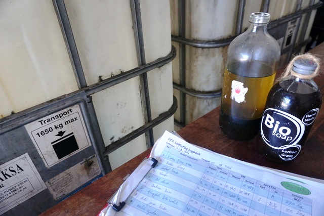 Hasil olahan jelantah adalah biodiesel seperti dalam botol dan bagian olahan lainnya bisa diolah jadi sabun. Seperti sabun cair percobaan siswa GreenSchool di botol lainnya. Foto : Luh De Suriyani