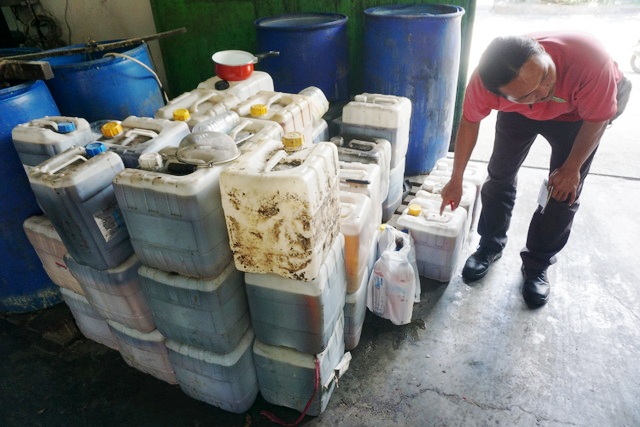 Petugas pengumpul jelantah mengecek kiriman dari rumah tangga dan usaha, lalu disaring sebelum diolah jadi biodiesel. Tiap bulan mengumpulkan rata-rata 10 ribu liter jelantah. Foto : Luh De Suriyani