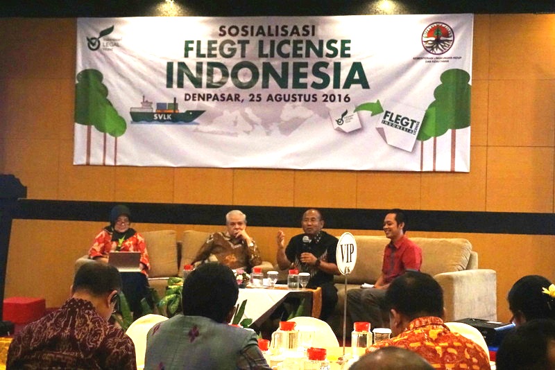 Sejumlah pihak terkait sistem legalitas kayu mendiskusikan proses dan disetujuinya lisensi FLEGT untuk pasar Uni Eropa di Denpasar, 25 Agustus lalu seperti KLHK, LVLK, jaringan pemantau independen. Foto : Luh De Suriyani 