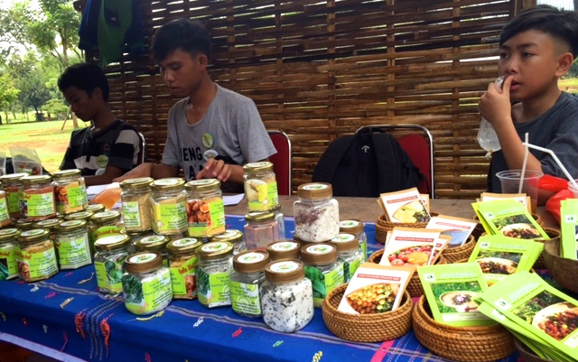 Beragam produk hasil alam dari Pesantren Ekologi, Ath Thaariq, Garut di Festival Desa. Foto: Sapariah Saturi