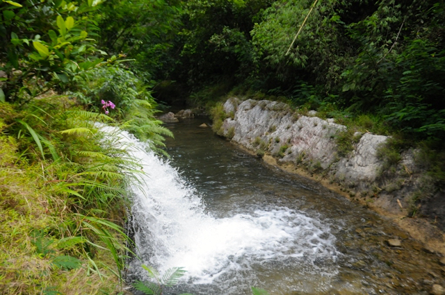 Sisa pembuangan air dari dalam rumah turbin, yang terbuang kembali ke sungai Mbakuhau, desa Kamanggih, Kecamatan Kahaungu Eti, Sumba Timur, NTT. Foto: Eko Rusdianto