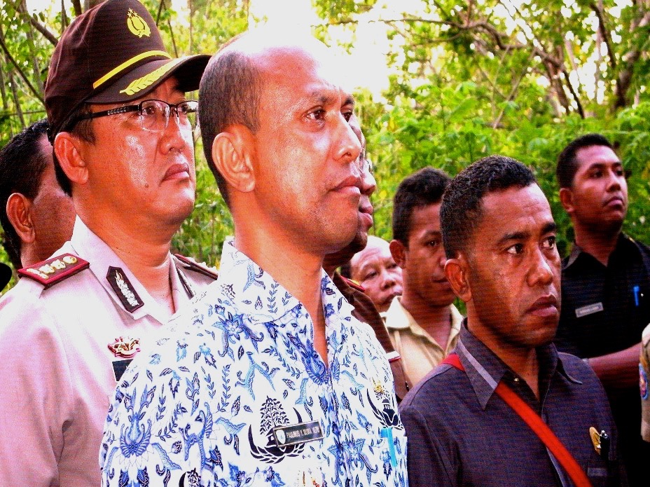 Wakil bupati Nagekeo, Paulus Nuwa Veto bersama Kapolres Ngada dan wakilketua DPRD Nagekeo saat berbicara di depan warga yang menolak lokasi pembangunan waduk Lambo. Foto: Ebed de Rosary