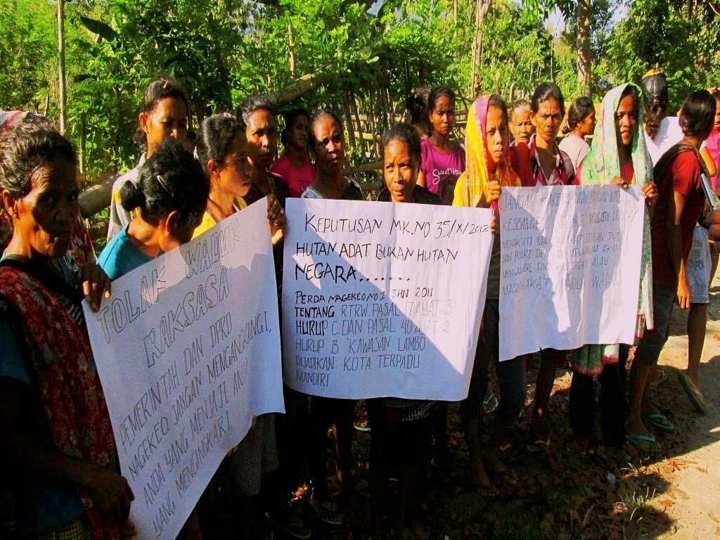 Warga yang mayoritas perempuan menghadang rombongan wakil bupati Nagekeo yang akan ke lokasi pembangunan waduk Lambo. Foto: Ebed de Rosary