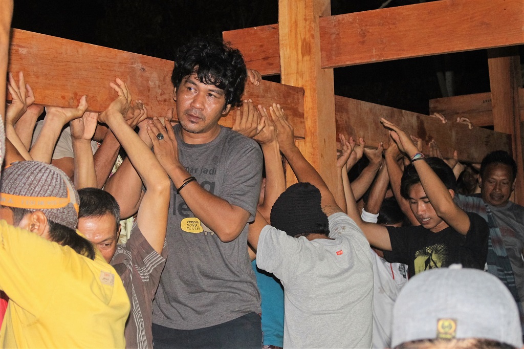 Tradisi ma’patidak bola atau mendirikan rumah adalah salah satu tradisi gotong-royong yang masih terjaga di komunitas adat Pasang, Kabupaten Enrekang, Sulsel. Foto: Wahyu Chandra