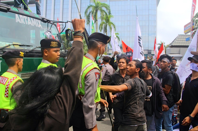 Sempajadi kericuhan antara warga dan polisi. Foto: Tommy Apriando